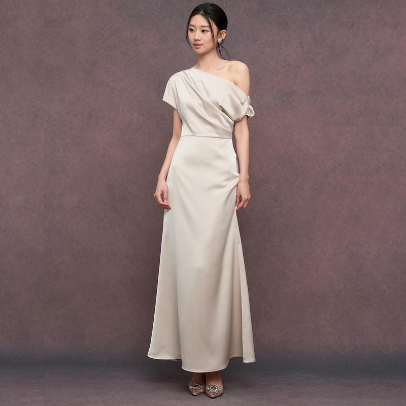 女性用、豪華なイブニングドレス。オフショルダー、袖なし、レー - Fly Line のレビューと価格