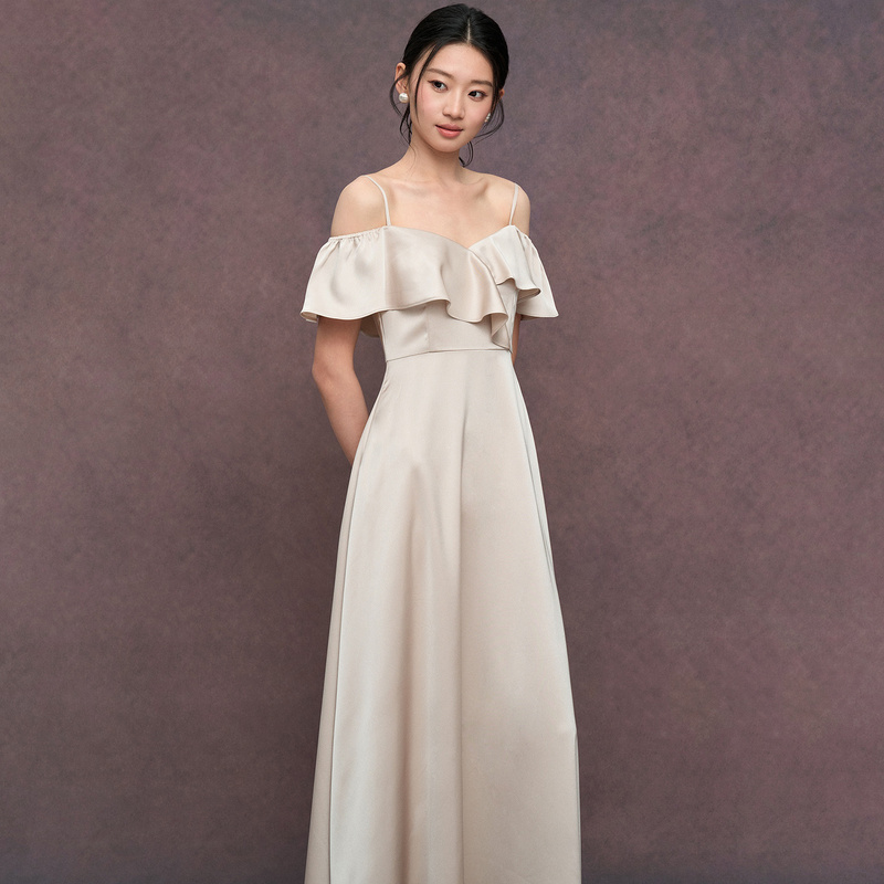 女性用、豪華なイブニングドレス。オフショルダー、袖なし、レー - Fly Line のレビューと価格